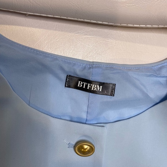 Chic Sky Blue Buttoned Blouse - Picture 4 of 6